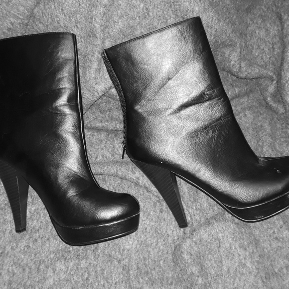 Shoes - Heeled black boots